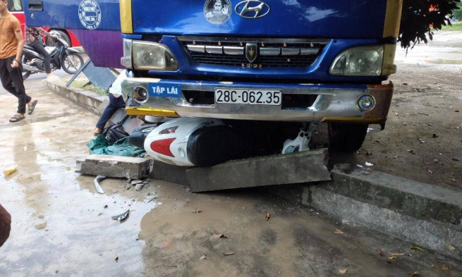 Nữ sinh lớp 6 tử vong sau va chạm với xe ô tô tập lái tại Hòa Bình