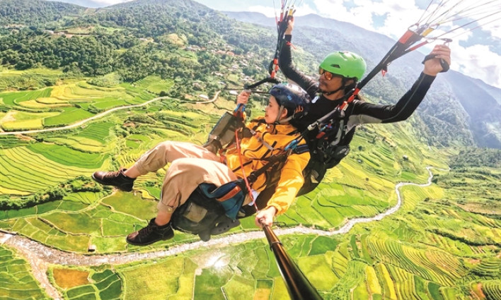 Paragliders enjoy spectacular flights over Mù Cang Chải terraced fields