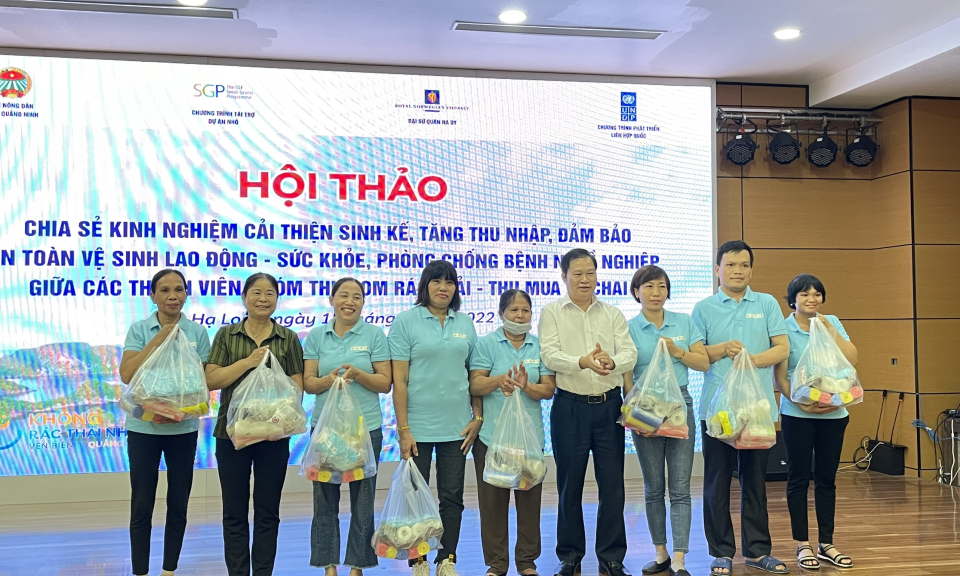 Chia sẻ kinh nghiệm cải thiện sinh kế cho nhóm thu gom rác thải trên vịnh Hạ Long