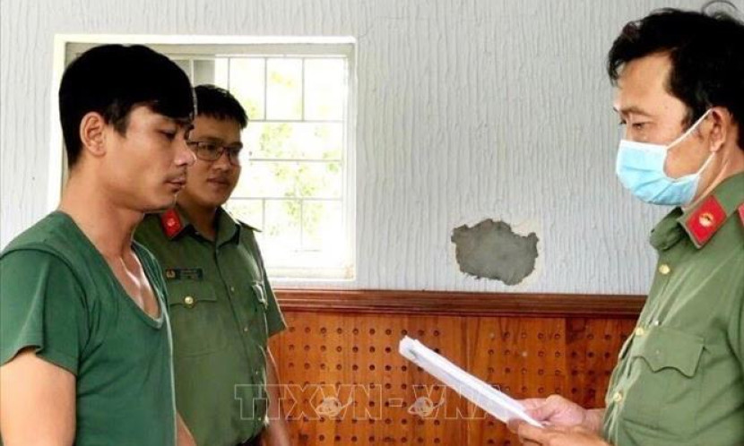 Bắt tạm giam đối tượng bắn vào nhà dân bằng súng tự chế