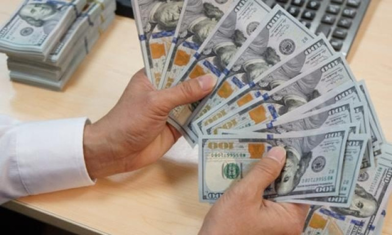 Tăng mạnh, giá USD phá đỉnh mới, giá vàng rớt do bị ồ ạt cắt lỗ