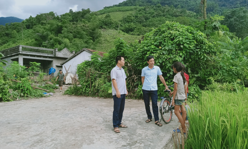 Nỗ lực vận động học sinh vùng khó ra lớp