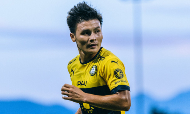 Quang Hải thi đấu trong trận thắng của Pau FC