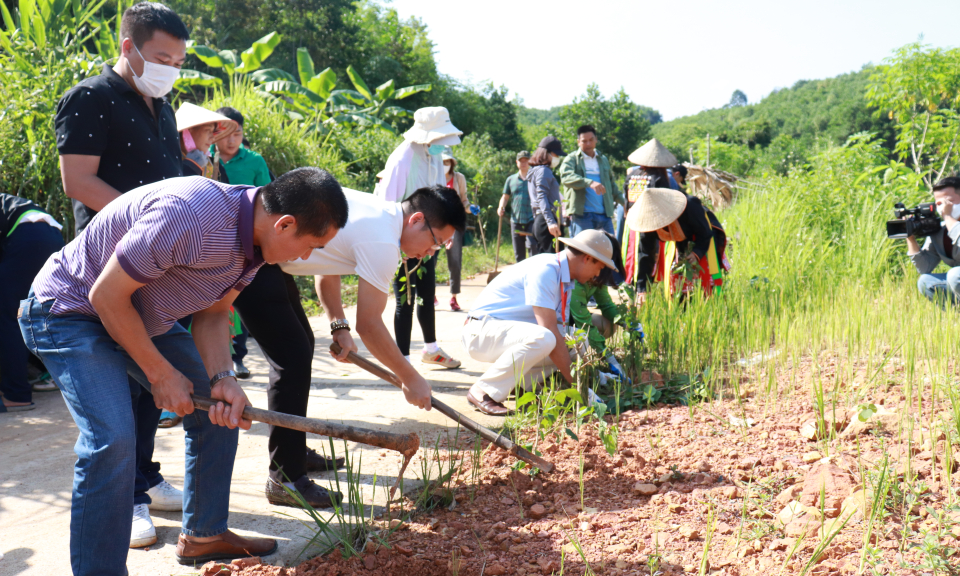 Lớp bồi dưỡng lý luận dành cho đối tượng kết nạp Đảng TP Hạ Long thực tế tại Kỳ Thượng