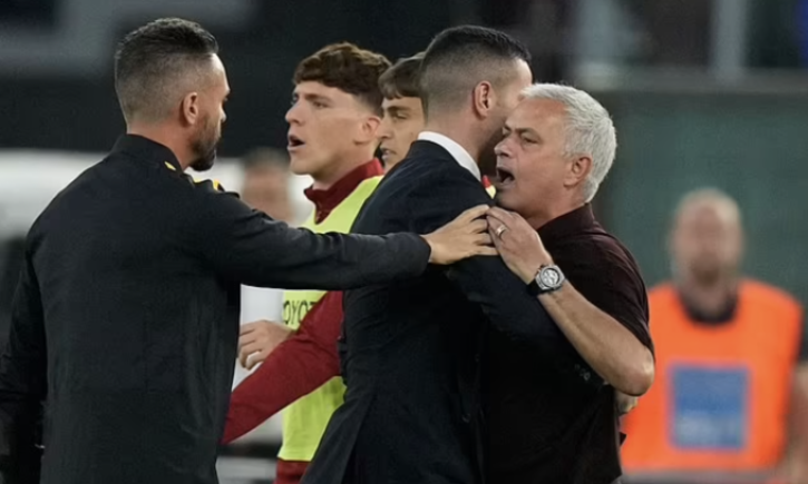 Mourinho nhận thẻ đỏ trong trận thua của Roma
