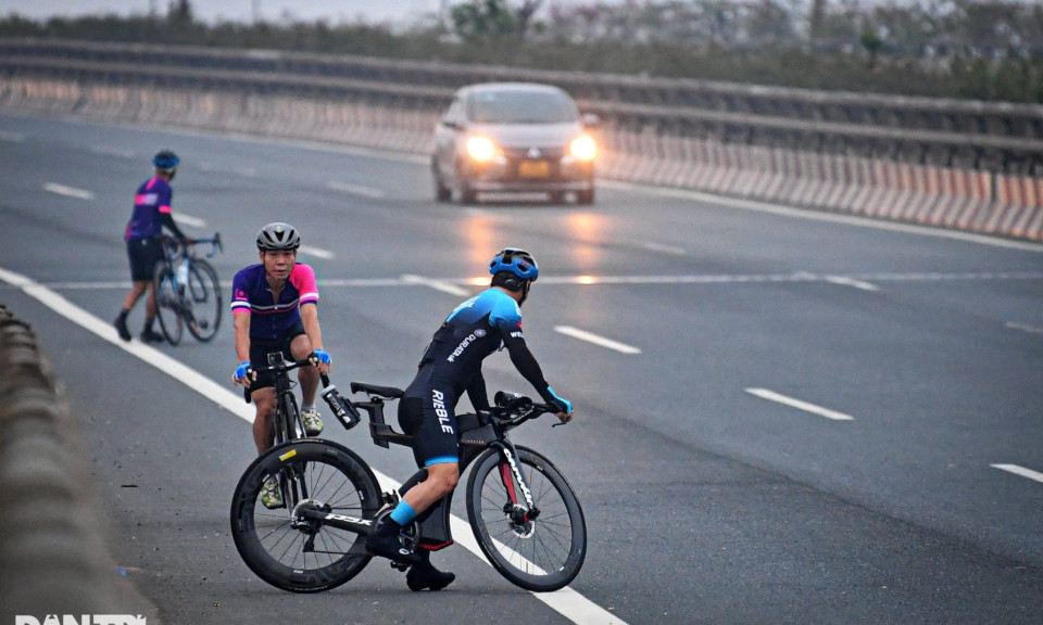 Nháo nhào vác xe đạp bỏ chạy khi bị phát hiện đi vào làn đường 80km/h