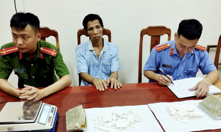 Vận chuyển 2 bánh heroin từ biên giới vào nội địa nhưng không thoát