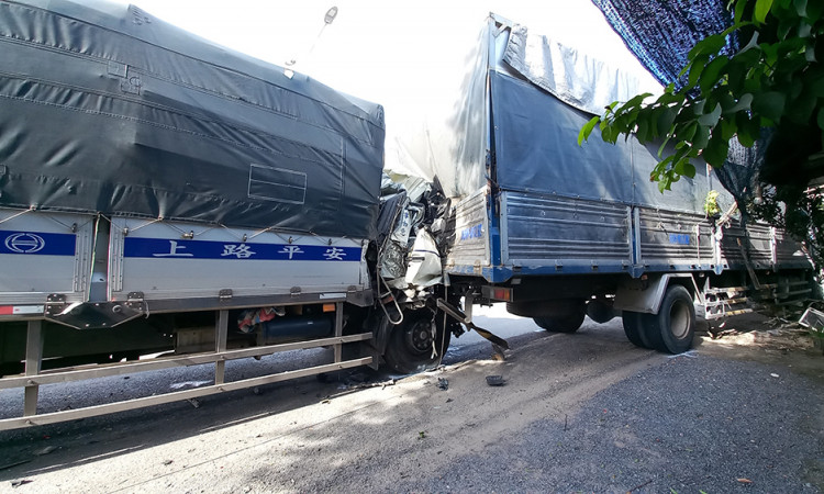 Xe tải tông nhau trên quốc lộ 1A, hai người bị thương, một cụ bà thoát chết trong gang tấc
