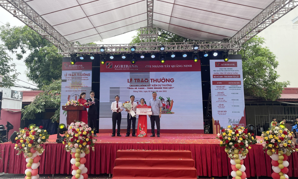 Một khách hàng của Agribank chi nhánh Tây Quảng Ninh trúng giải đặc biệt 1 tỷ đồng