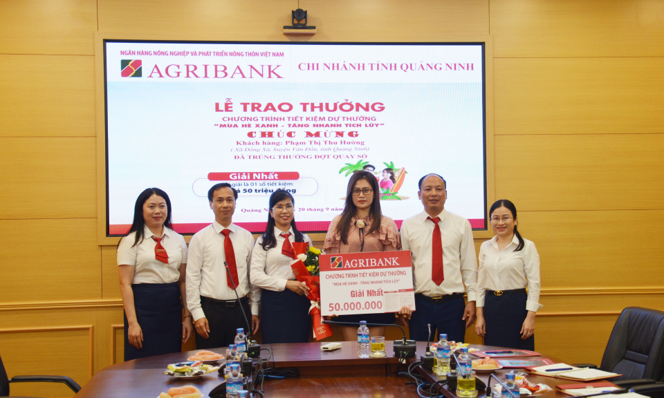 Agribank Quảng Ninh trao giải cho khách hàng trúng thưởng chương trình “Mùa hè xanh – Tăng nhanh tích lũy”
