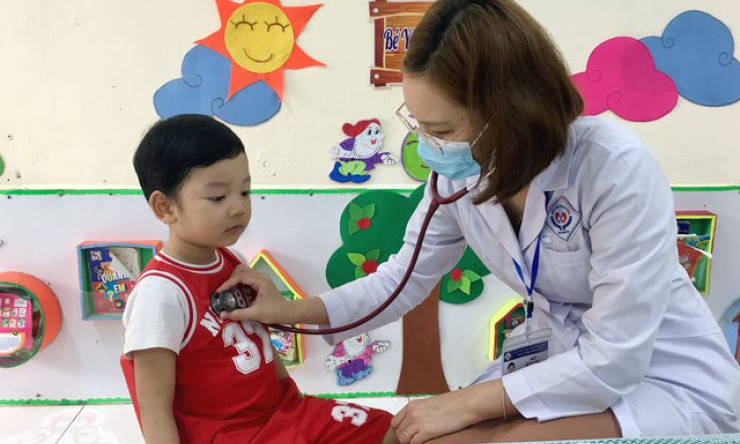 Việc cần làm ngay khi trẻ sốt, nôn, tiêu chảy nghi mắc Adenovirus