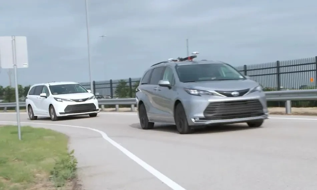 Công nghệ "viễn tưởng" kéo xe không dùng dây của Toyota