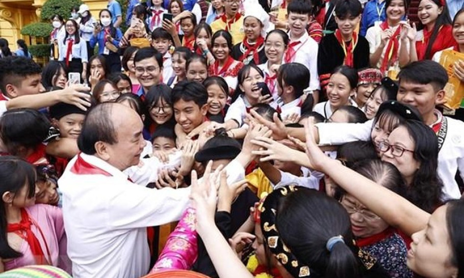 President meets outstanding children from all ethnic groups