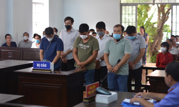 Làm giả kết quả xét nghiệm COVID-19 để 'thông chốt', cả nhóm lãnh án tù