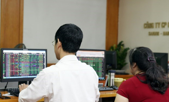 Thị trường chứng khoán ra sao trước những biến động về lãi suất?