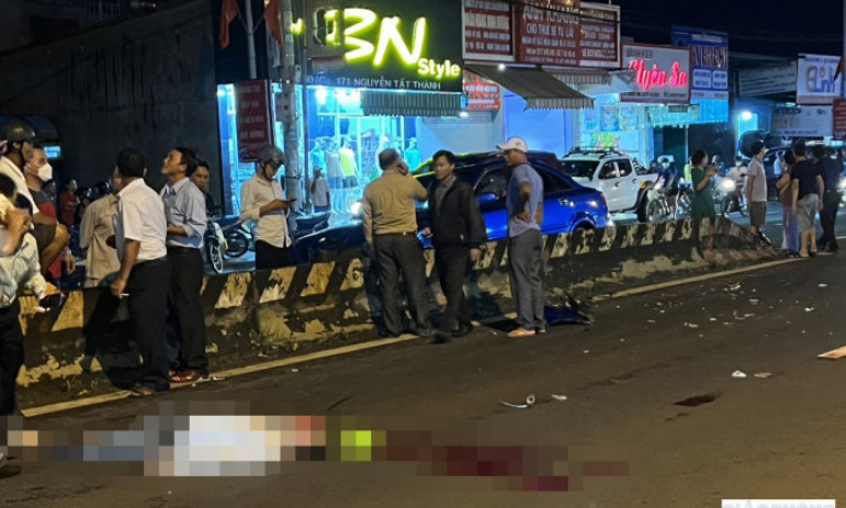 Đi qua đường, người đàn ông bị ô tô tông văng lên nóc xe tử vong