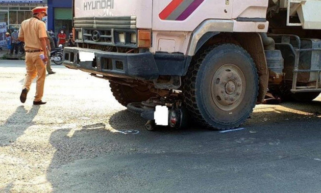 Sau cú va chạm với xe ben, hai bé gái tử vong thương tâm