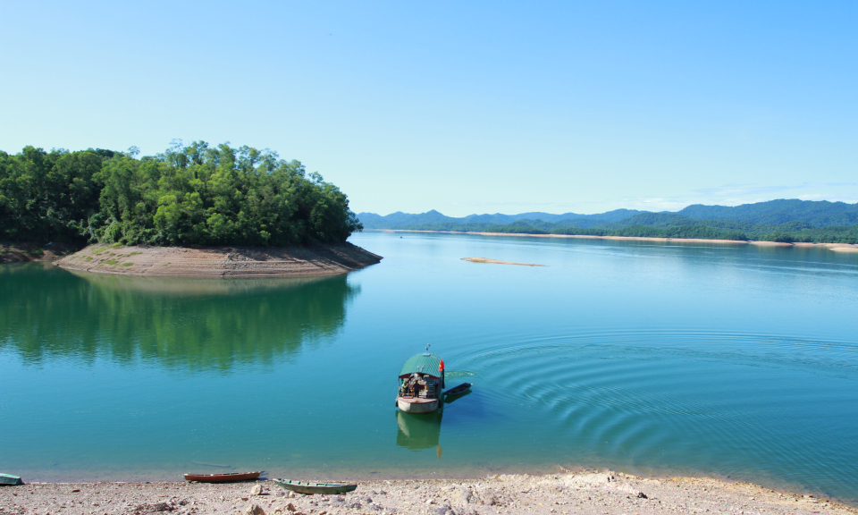 Hồ Kẻ Gỗ hoang sơ và yên bình