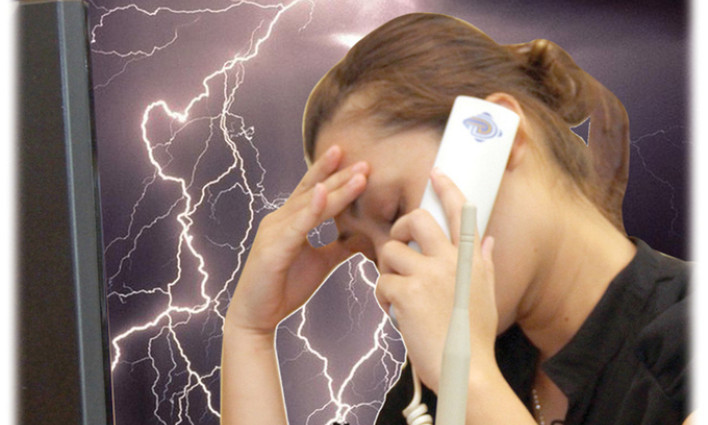 Vì sao vừa sạc pin, vừa dùng điện thoại khi trời giông sét dễ gây tử vong?