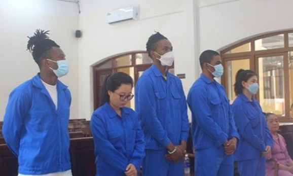 Phạt tù nhóm người nước ngoài lừa đảo bằng chiêu gửi tặng tiền, vàng