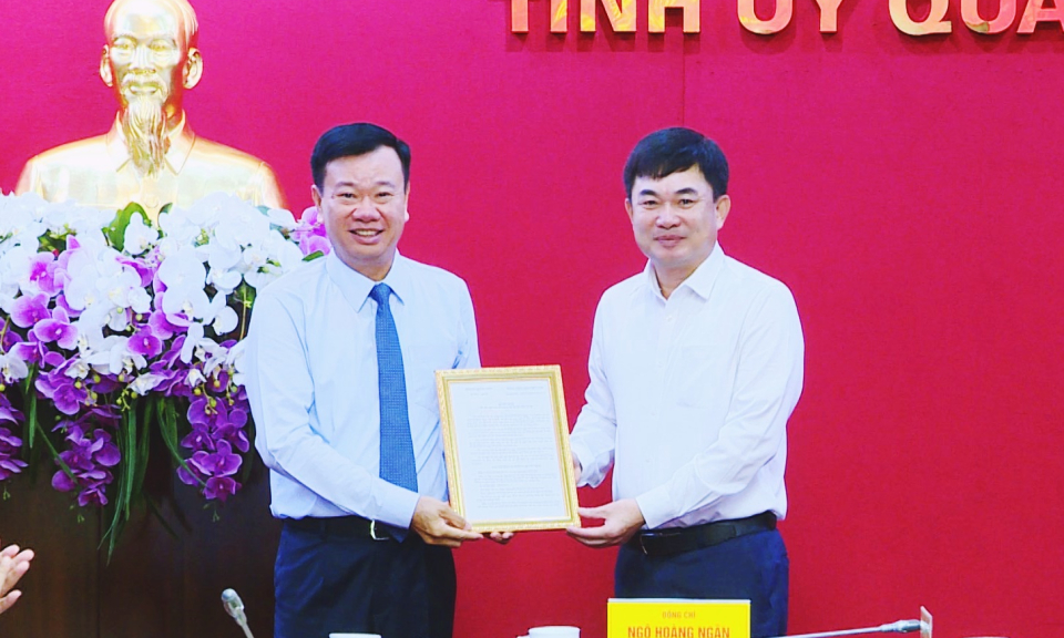 Trao quyết định nghỉ hưu cho nguyên Trưởng Ban Dân vận Tỉnh ủy