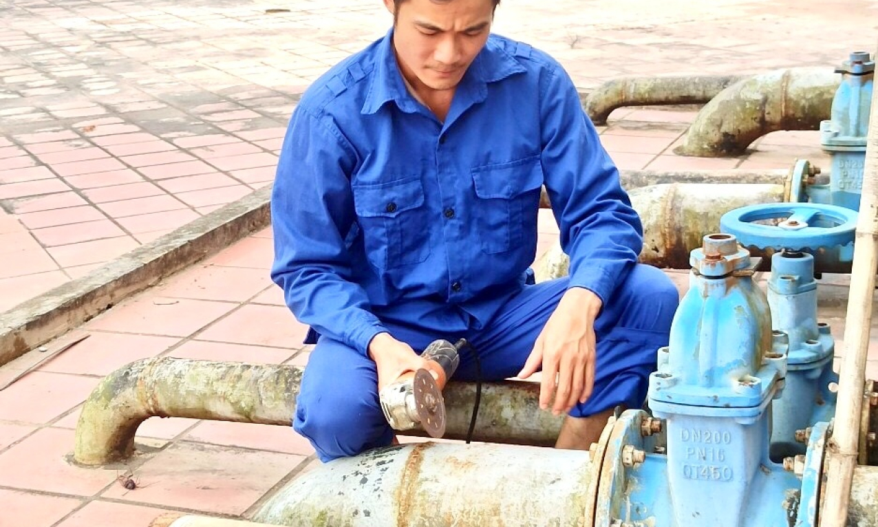 Người công nhân học và làm theo Bác bằng những việc làm thiết thực
