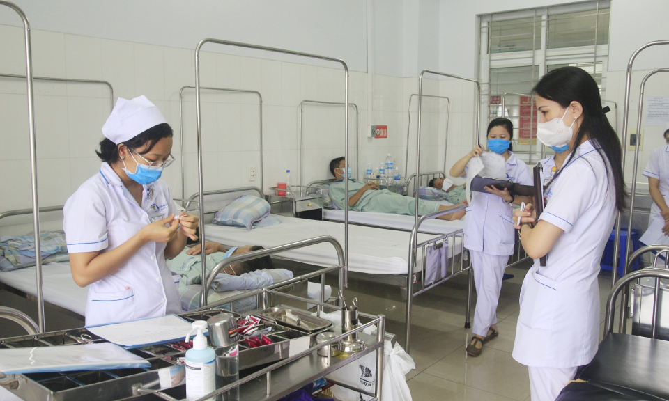 Điều dưỡng Bệnh viện Bãi Cháy nỗ lực vì người bệnh