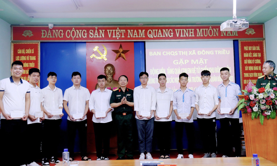 Ban CHQS thị xã Đông Triều: Gặp mặt, tặng quà 21 thí sinh trúng tuyển vào các học viện, nhà trường trong quân đội năm 2022