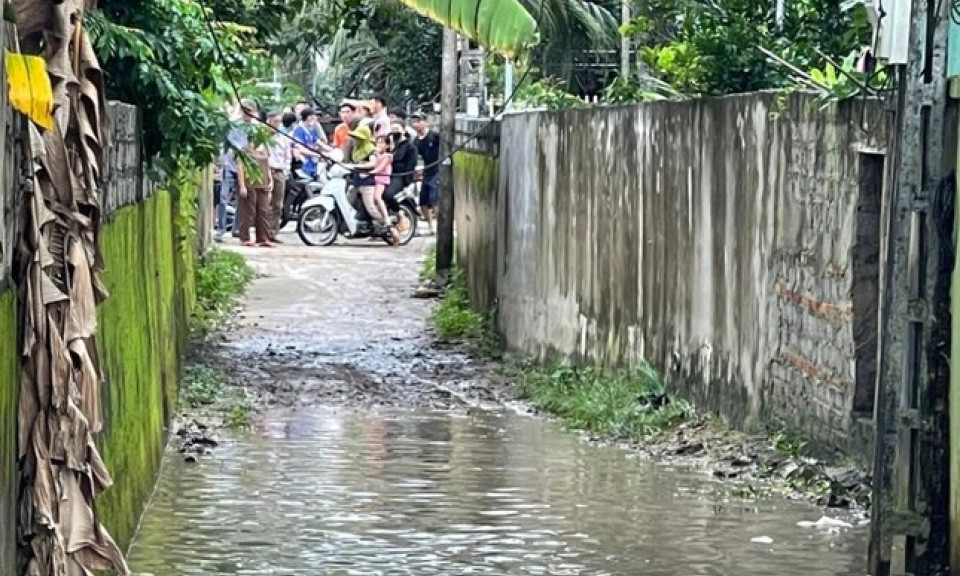 Thanh Hoá: 2 người đàn ông bị điện giật tử vong khi đang đẩy xe tang