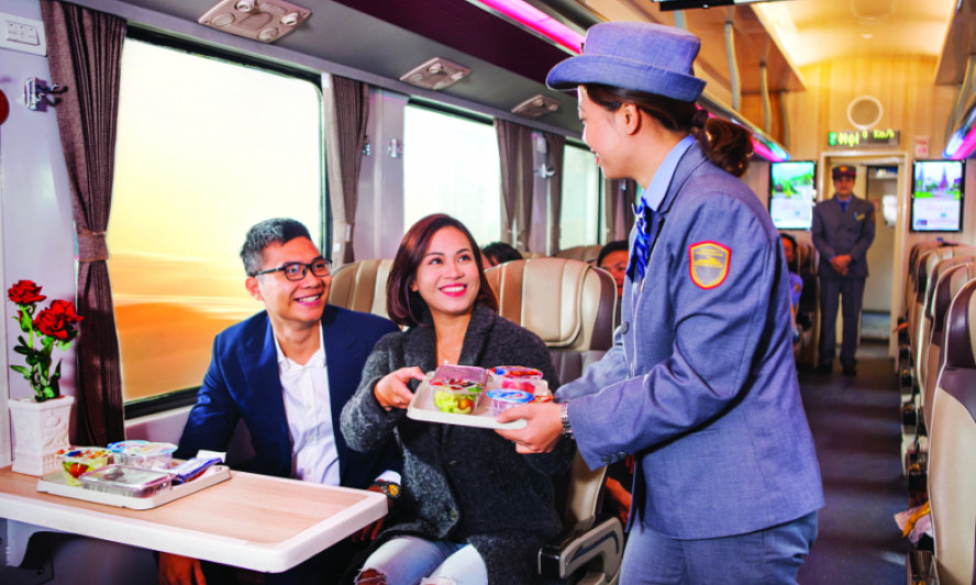 Bán vé tháng, vé hành lý điện tử cho khách đi tàu hỏa