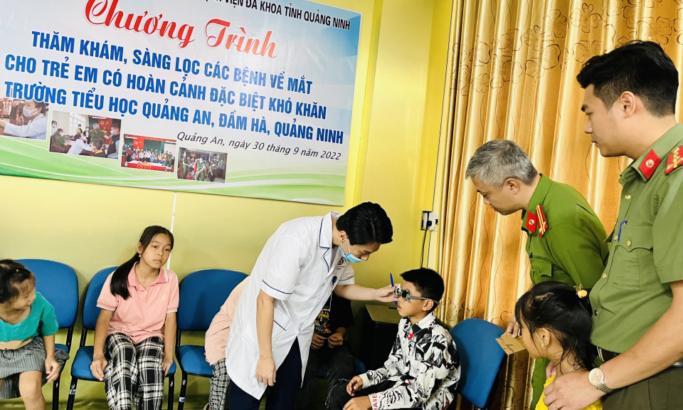 Khám sàng lọc bệnh về mắt cho trẻ em xã Quảng An, Đầm Hà
