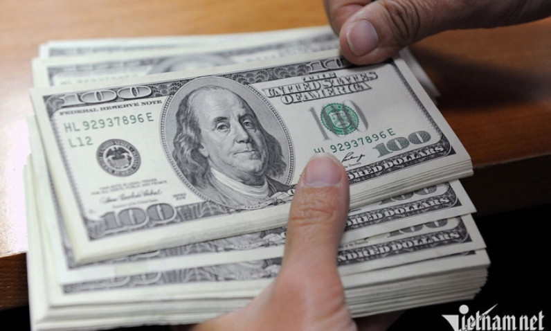 Giá USD ngân hàng cán mốc 24.000 đồng