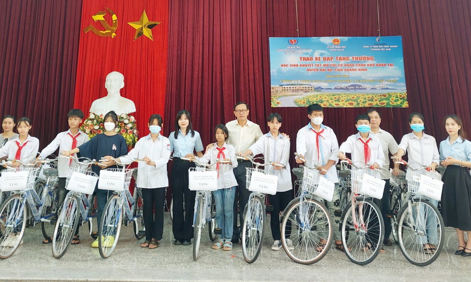 Trao tặng xe đạp cho học sinh mồ côi, khuyết tật tại Hải Hà