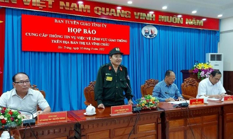 Tước danh hiệu Công an nhân dân 3 cán bộ, chiến sĩ bạo lực với 2 thiếu niên