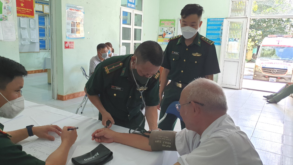 Cán bộ quân y Đồn BPCK quốc tế Móng Cái tham gia khám bệnh miễn phí cho người dân trên địa bàn.
