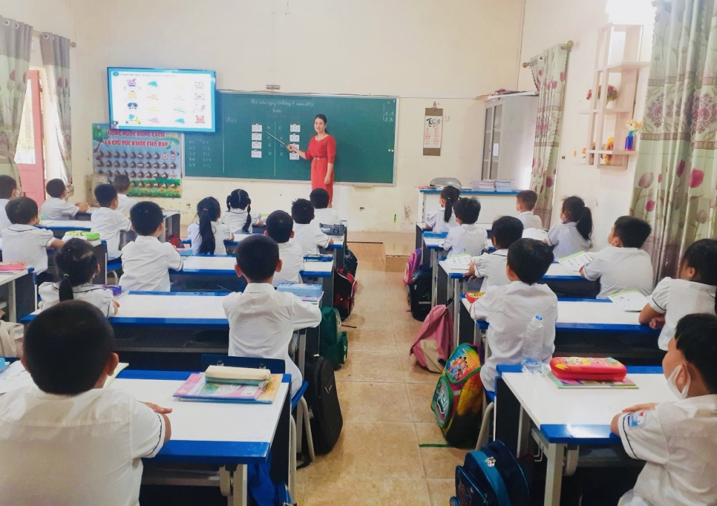 Một tiết học với máy chiếu ở trường Tiểu học Yên Giang.