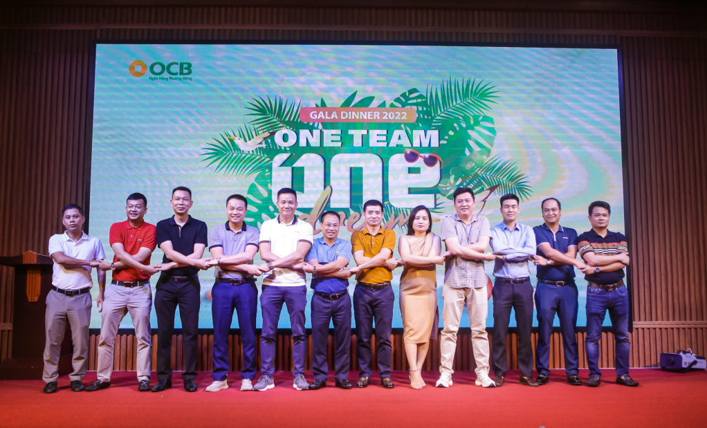 Đại diện lãnh đạo cùng tập thể cán bộ, nhân viên OCB tham gia Gala dinner “Đêm hội ngộ” trong khuôn khổ chương trình.