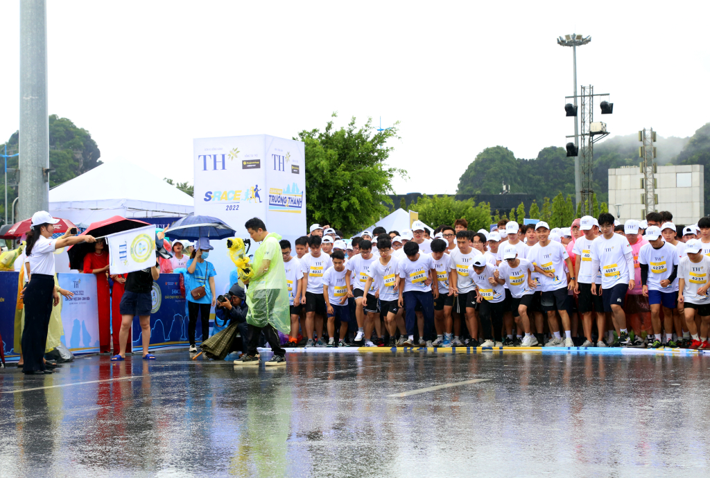 Vice Chairman of the Provincial People's Committee Nguyen Thi Hanh  waved the flag to launch the running competition.