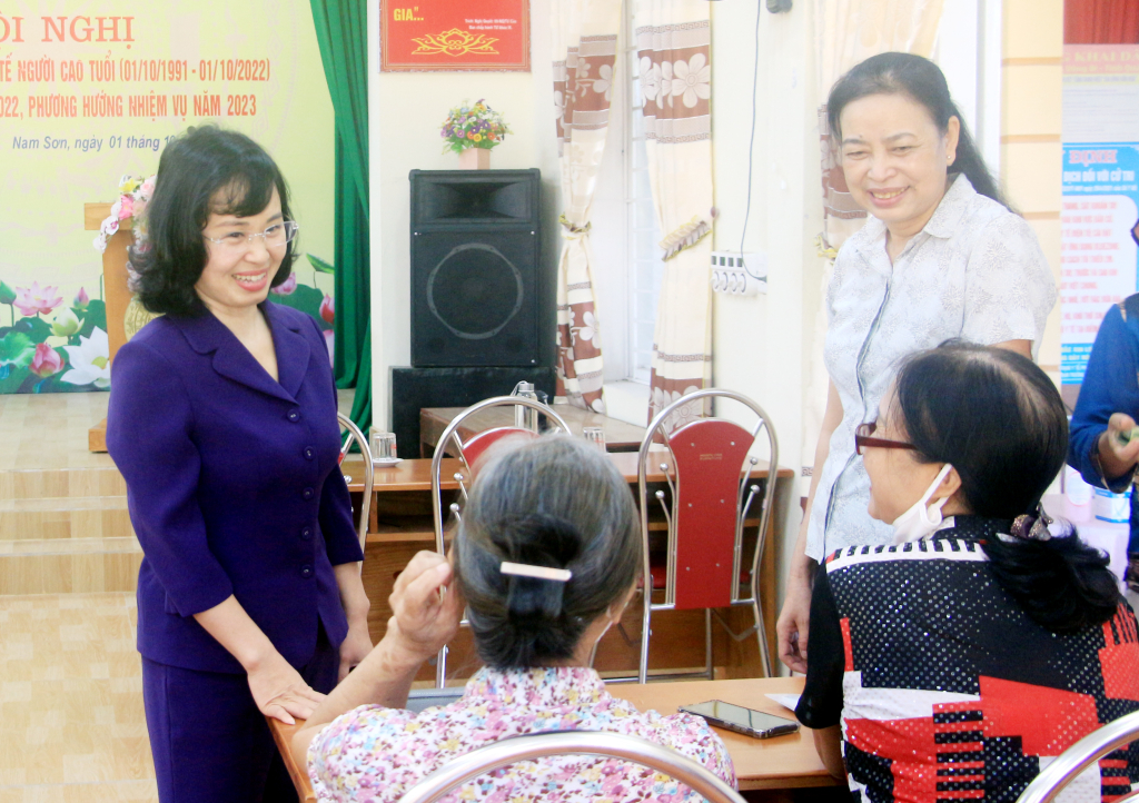 Đồng chí Trịnh Thị Minh Thanh, Phó Bí thư Tỉnh ủy, trao đổi với các đảng viên chi bộ khu Nam Sơn.