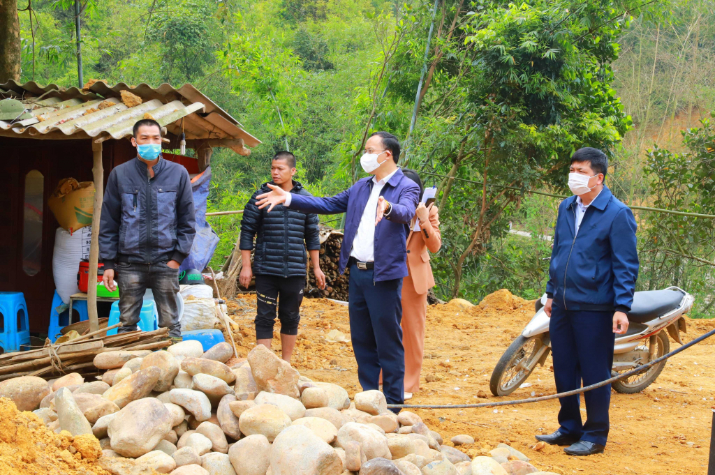 Bí thư Huyện ủy Bình Liêu Dương Mạnh Cường kiểm tra tiến độ xây dựng nhà ở hộ nghèo tại thôn Lục Nà, xã Lục Hồn. Ảnh La Lành (Trung tâm TT-VH Bình Liêu)