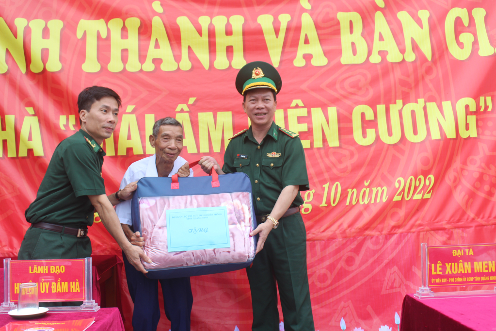 Lãnh đạo Bộ Chỉ huy BĐBP tỉnh tặng quà gia đình ông Hà Văn Minh