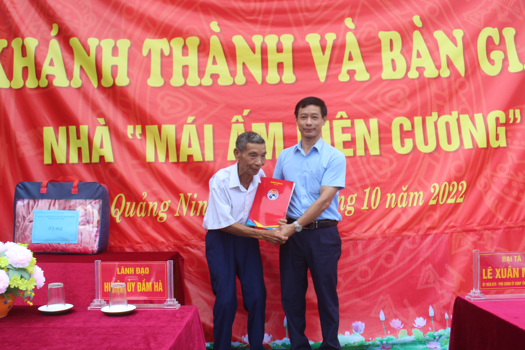 Lãnh đạo huyện Đầm Hà tặng quà gia đình ông Hà Văn Minh