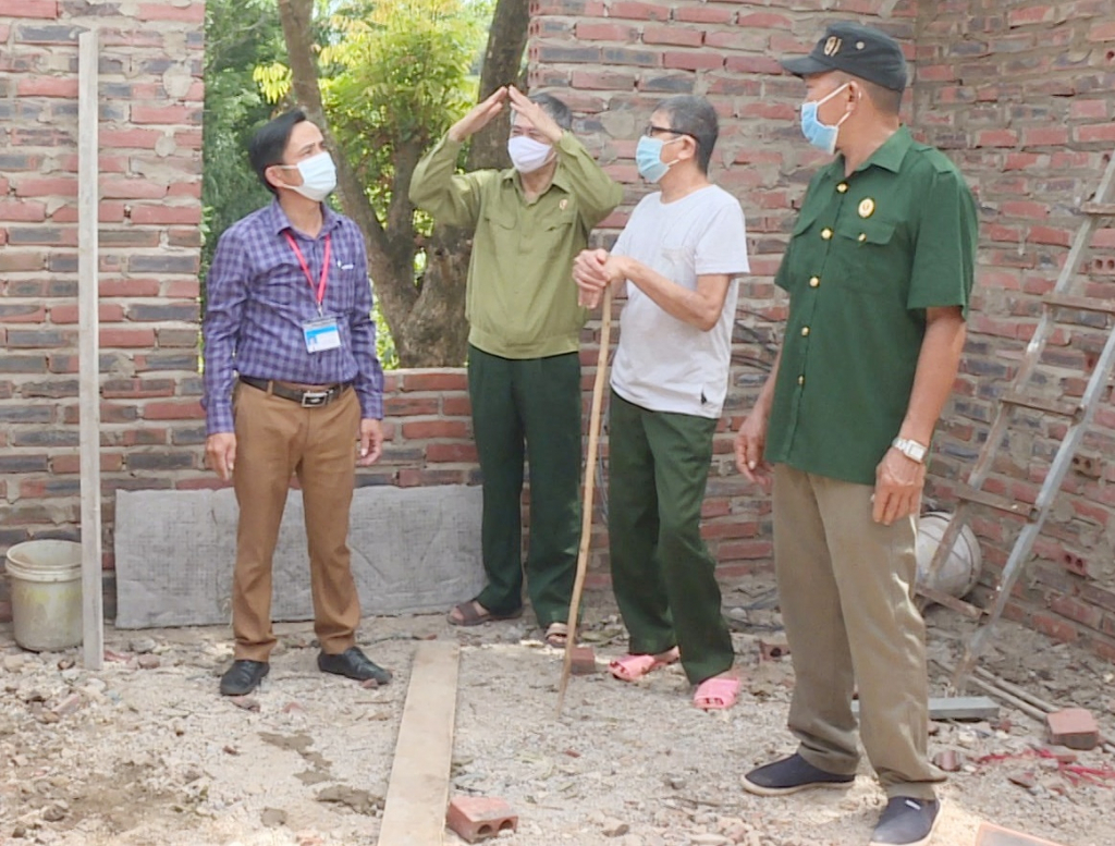 Lãnh đạo Hội CCB TP Hạ Long kiểm tra việc xây dựng nhà 