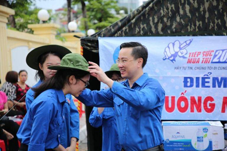 Đồng chí Hoàng Văn Hải, Bí thư Tỉnh Đoàn tặng quà cho đội hình thanh niên tình nguyện tiếp sức mùa thi.