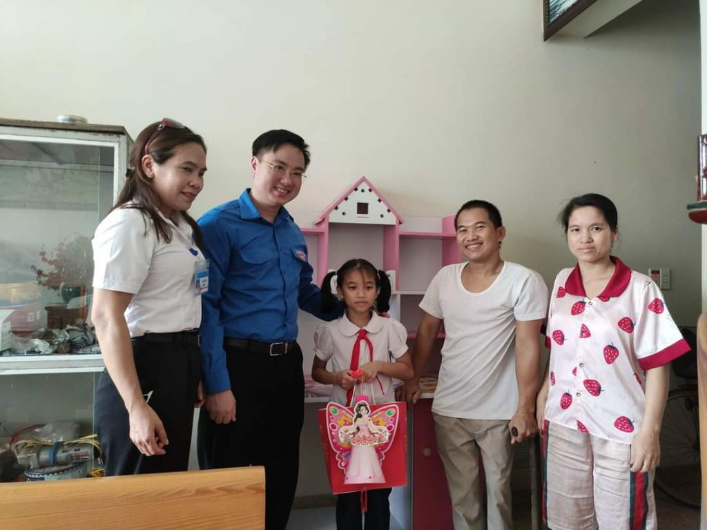 Đồng chí Hoàng Văn Hải, trao tặng góc học tập cho trẻ em có hoàn cảnh khó khăn trên địa bàn phường Nam Khê, TP Uông Bí.