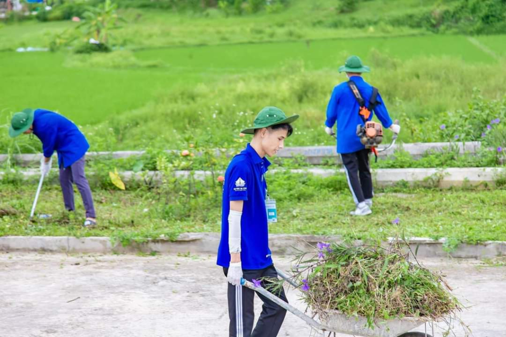 Sinh viên tình nguyện trường Đại học Hạ Long tham gia Chiến dịch thanh niên tình nguyện hè 2022 tại xã Sơn Dương (TP Hạ Long).