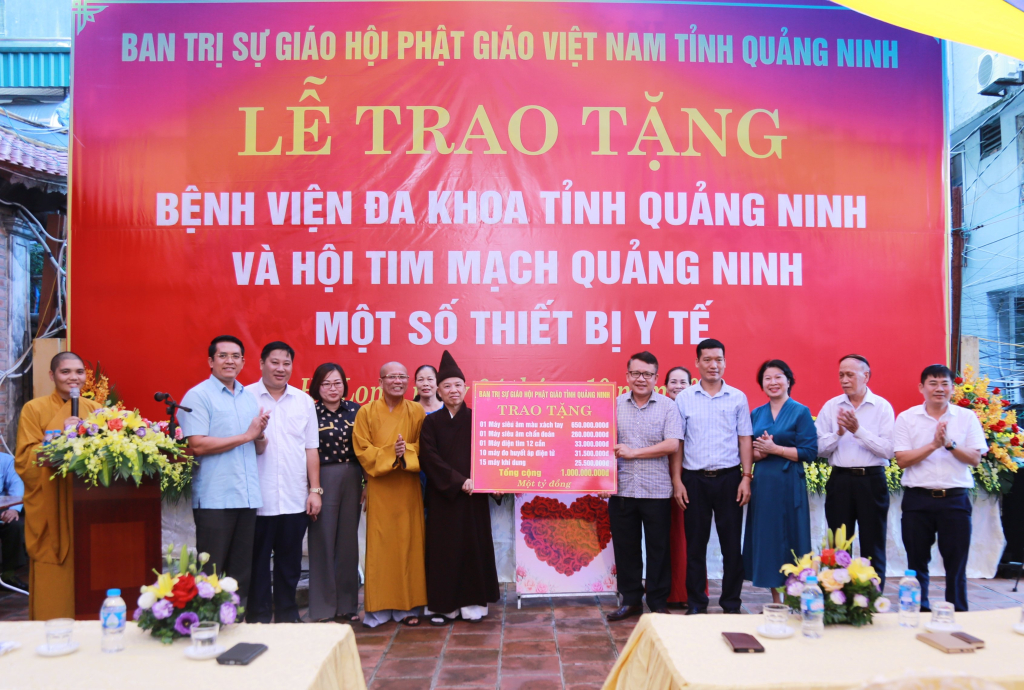 Nhiều trang thiết bị y tế đã được Ban Trị sự Phật giáo Việt Nam tỉnh Quảng Ninh trao tặng với trị giá trên 1 tỷ đồng.