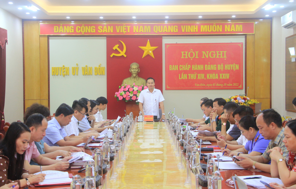 Đồng chí Trương Mạnh Hùng, Bí thư Huyện ủy Vân Đồn, phát biểu kết luận hội nghị.
