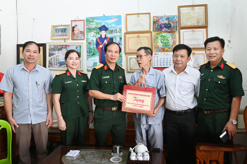 Đoàn công tác Bộ CHQS tỉnh Quảng Ninh, đến thăm, tặng quà thương binh Hoàng Hữu Phúc, thị trấn Đầm Hà, huyện Đầm Hà.