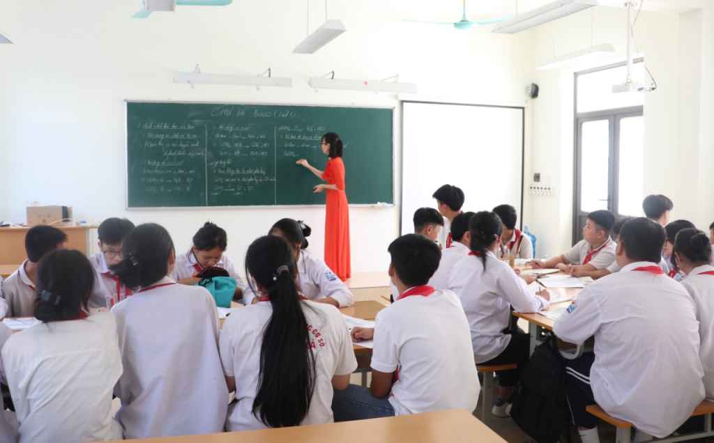 Một tiết học của cô giáo Nguyễn Thị Nam Phương tại lớp 9A, Trường THCS Đông Xá.